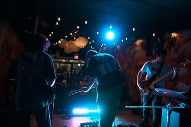 nursing live, crowd shot