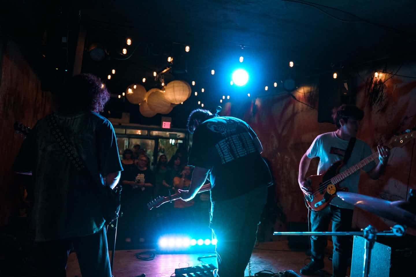 nursing live, crowd shot